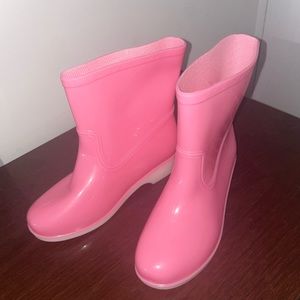 NWT pink rain boots, size 7.5 but fits like an 8